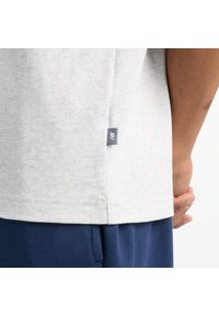 Koszulka męska New Balance MT51526AHH – szara. Kolor: szary. Materiał: bawełna, dresówka, materiał. Długość rękawa: krótki rękaw. Długość: krótkie. Wzór: napisy #3