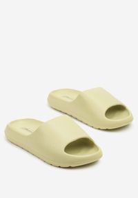 Born2be - Jasnozielone Klapki z Pianki w Minimalistycznym Stylu Sonalea. Okazja: na plażę, na co dzień. Kolor: zielony. Wzór: ażurowy. Styl: casual #4