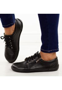 Czarne skórzane Polskie półbuty damskie barefoot Gregors 1153. Okazja: na spotkanie biznesowe, na co dzień. Kolor: czarny. Materiał: skóra. Szerokość cholewki: normalna. Sezon: wiosna, jesień. Styl: klasyczny, biznesowy, casual