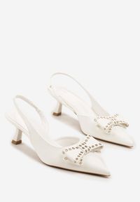 Renee - Białe Sandały Vices na Kaczuszce Slingback z Kokardą i Nitami Fennadia. Okazja: na co dzień, na spacer. Zapięcie: sprzączka. Kolor: biały. Materiał: jeans. Obcas: na szpilce. Styl: klasyczny, elegancki, casual. Wysokość obcasa: średni