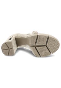 Beżowe Półbuty Carinii Damskie Eleganckie Buty. Okazja: do pracy, na spotkanie biznesowe. Zapięcie: bez zapięcia. Kolor: beżowy. Materiał: zamsz, skóra. Szerokość cholewki: normalna. Obcas: na obcasie. Styl: elegancki. Wysokość obcasa: średni