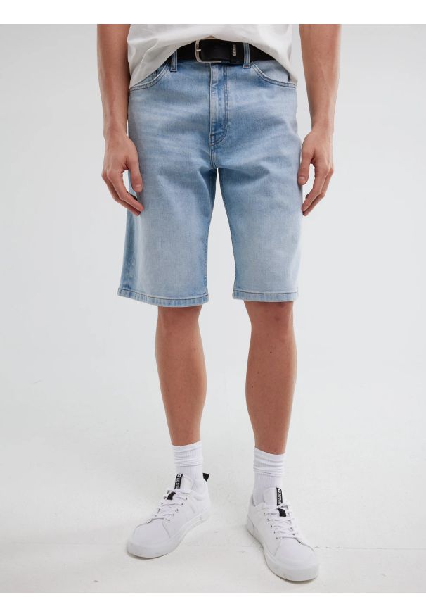 Big-Star - Szorty męskie jeansowe z przetarciami jasnoniebieskie Aleksy Workwear 220. Okazja: na co dzień. Stan: podwyższony. Kolor: niebieski. Materiał: jeans. Sezon: lato. Styl: vintage, klasyczny, casual