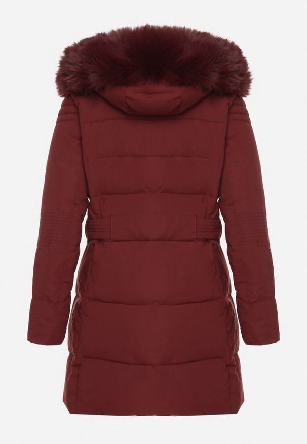 Born2be - Bordowa Zimowa Kurtka z Pikowaniem i Kapturem z Futrem Gisatte. Okazja: do pracy, na co dzień, na spotkanie biznesowe. Kolor: czerwony. Materiał: futro. Sezon: zima. Styl: elegancki, biznesowy, casual