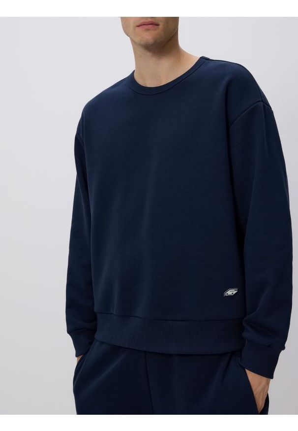 Reserved - Gładka bluza z bawełną - granatowy. Kolor: niebieski. Materiał: bawełna. Wzór: gładki