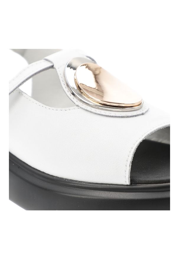 S.Barski - Sandały damskie S. Barski, na platformie skózane z ozdobą i ze sprzączką, białe, GR51-603. Okazja: na co dzień. Zapięcie: sprzączka. Kolor: biały. Wzór: aplikacja. Sezon: lato. Obcas: na platformie. Styl: casual, elegancki