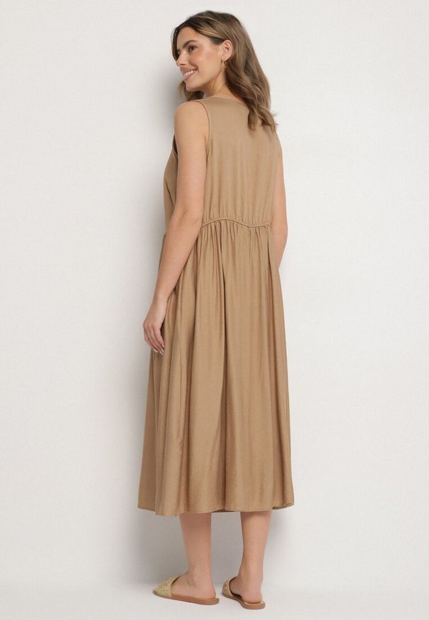 Born2be - Ciemnobeżowa Wiskozowa Sukienka o Rozkloszowanym Kroju z Guzikami Natesana. Okazja: na spacer, na co dzień. Kolor: beżowy. Materiał: wiskoza. Typ sukienki: proste. Styl: casual
