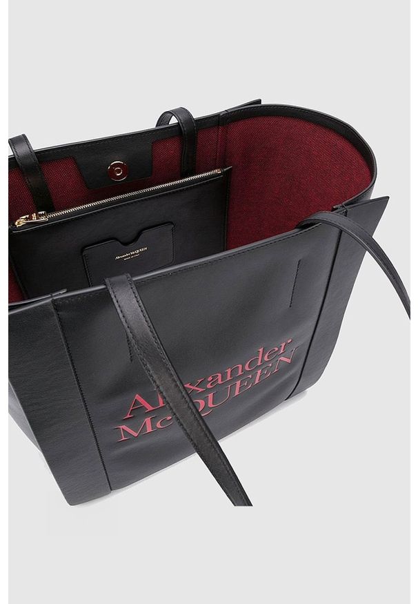 Alexander McQueen - ALEXANDER MCQUEEN Czarna skórzana shopperka z czerwonym logo. Kolor: czarny. Materiał: skórzane