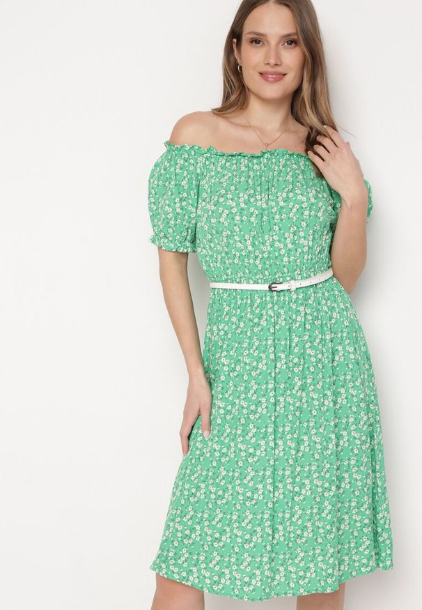 Born2be - Zielona Sukienka Midi z Wiskozy Hiszpanka w Kwiatowy Print Oserafia. Typ kołnierza: dekolt hiszpanka. Kolor: zielony. Materiał: wiskoza. Wzór: kwiaty, nadruk. Styl: boho. Długość: midi
