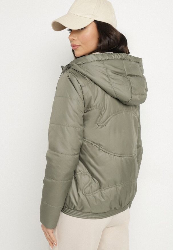 Born2be - Zielona Casualowa Kurtka z Kapturem i Ozdobnymi Sznurkami Evialinae. Okazja: na co dzień. Typ kołnierza: kaptur. Kolor: zielony. Materiał: poliester, jeans. Styl: casual