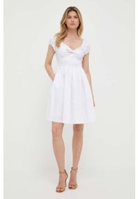 Guess sukienka kolor biały mini rozkloszowana. Kolor: biały. Materiał: tkanina. Długość rękawa: krótki rękaw. Typ sukienki: rozkloszowane. Długość: mini #3