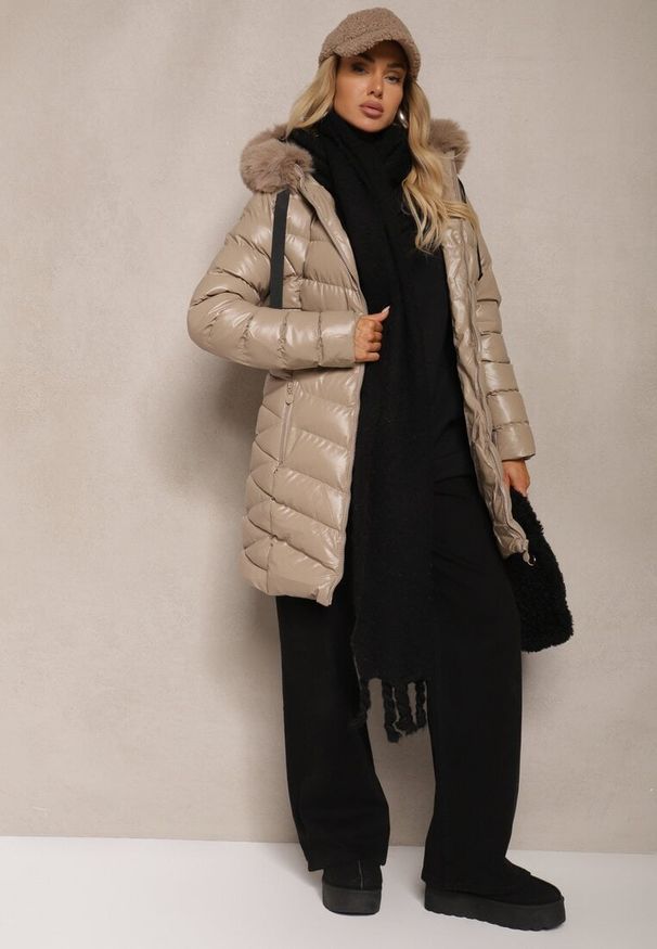 Renee - Beżowa Kurtka Pikowana o Długim Kroju Ozdobiona Sznurkami i Odpinanym Futerkiem Lorrina. Okazja: na co dzień. Kolor: beżowy. Materiał: futro. Długość: długie. Wzór: aplikacja. Styl: casual