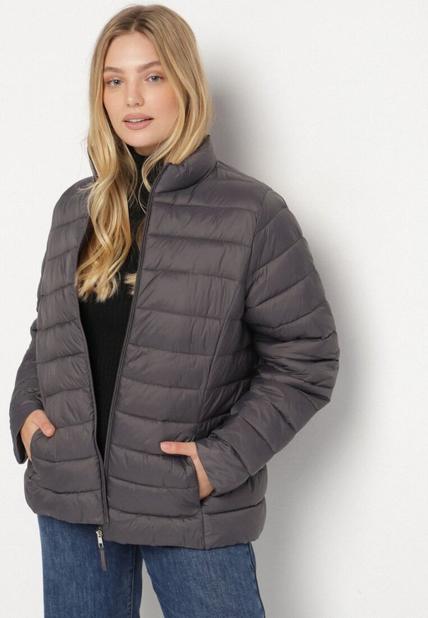 Born2be - Szara Pikowana Kurtka o Prostym Kroju z Niską Stójką Zeniva. Okazja: na co dzień, na spacer. Typ kołnierza: kołnierzyk stójkowy. Kolekcja: plus size. Kolor: szary. Materiał: jeans, dzianina. Styl: casual