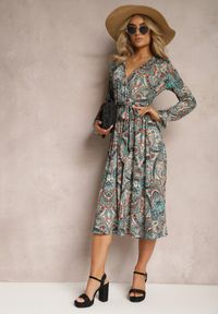 Renee - Zielona Sukienka Midi z Wzorem Paisley i Gumką w Talii Alynthe. Kolor: zielony. Wzór: paisley. Typ sukienki: kopertowe. Długość: midi
