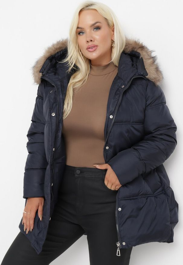 Born2be - Granatowa Kurtka z Kapturem i Sztucznym Futerkiem Tsani. Okazja: do pracy. Typ kołnierza: kaptur. Kolekcja: plus size. Kolor: niebieski. Materiał: futro. Wzór: aplikacja. Sezon: zima, jesień. Styl: elegancki, klasyczny