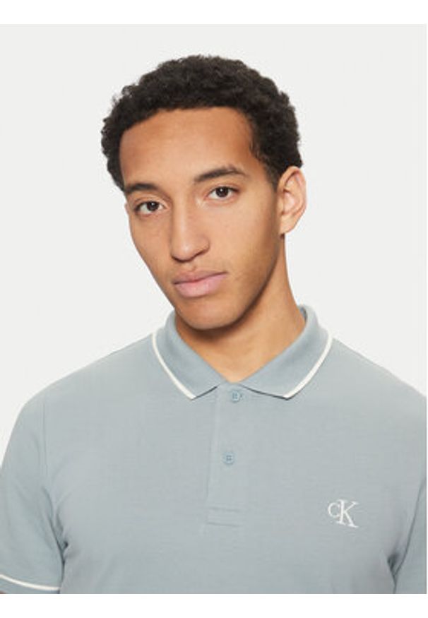 Calvin Klein Jeans Polo J30J315603 Niebieski Slim Fit. Typ kołnierza: polo. Kolor: niebieski. Materiał: bawełna