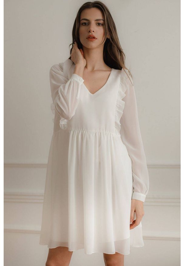 Lenitif - Swobodna szyfonowa sukienka z pionowymi falbanami ecru. Typ kołnierza: dekolt w serek. Materiał: szyfon. Długość: midi