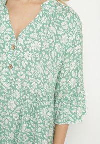 Born2be - Zielona Bawełniana Sukienka w Kwiaty o Rozkloszowanym Kroju Jenaleira. Okazja: na co dzień. Typ kołnierza: dekolt w serek. Kolor: zielony. Materiał: bawełna. Długość rękawa: krótki rękaw. Wzór: kwiaty. Styl: casual, klasyczny #5