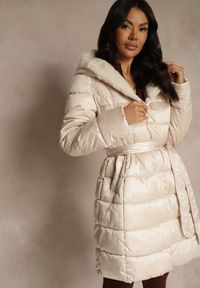 Renee - Beżowa Pikowana Kurtka z Nieodpinanym Kapturem o Długim Kroju z Paskiem Lidassea. Okazja: na co dzień. Kolor: beżowy. Materiał: jeans. Długość: długie. Styl: casual #1