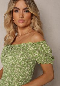 Renee - Jasnozielona Rozkloszowana Sukienka Bawełniana w Kwiaty z Hiszpańskim Dekoltem Xallona. Kolor: zielony. Materiał: bawełna. Długość rękawa: krótki rękaw. Wzór: kwiaty. Sezon: lato, wiosna