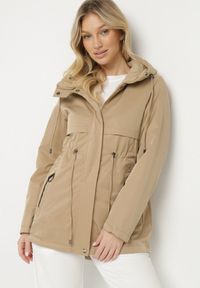 Born2be - Ciemnobeżowa Kurtka Parka Dwustronna Korilea. Okazja: na co dzień. Kolor: beżowy. Wzór: gładki. Styl: casual, elegancki, klasyczny #1
