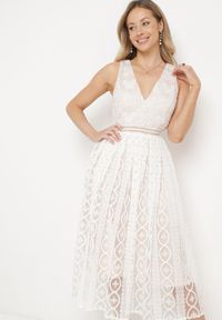 Born2be - Jasnobeżowa Rozkloszowana Sukienka z Plisowanym Dołem i Ozdobnymi Haftami Asorasia. Okazja: na co dzień. Typ kołnierza: dekolt w kształcie V. Kolor: beżowy. Materiał: skóra. Wzór: haft. Typ sukienki: plisowane. Styl: casual, elegancki #4