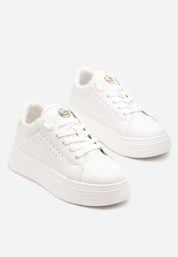 Born2be - Białe Sneakersy Vices na Grubej Podeszwie z Perforacją i Napisem Nonadwin. Okazja: na co dzień, na spacer. Zapięcie: sznurówki. Kolor: biały. Materiał: jeans. Wzór: napisy. Sport: turystyka piesza
