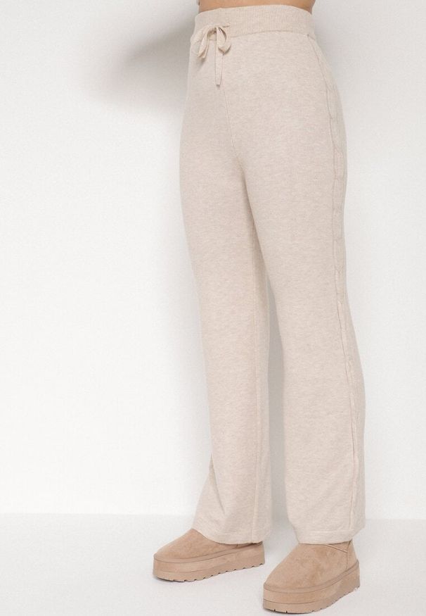 Born2be - Jasnobeżowy Komplet z Wełną i Bawełną Sweter ze Splotem i Szerokie Spodnie Reinettia. Kolor: beżowy. Materiał: bawełna, wełna. Wzór: ze splotem