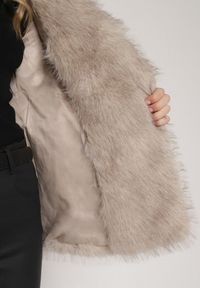 Born2be - Beżowa Kurtka Futerko o Dwurzędowym Kroju Oversize Nevisa. Okazja: do pracy, na spotkanie biznesowe. Kolor: beżowy. Materiał: futro. Sezon: zima, jesień. Styl: biznesowy #2