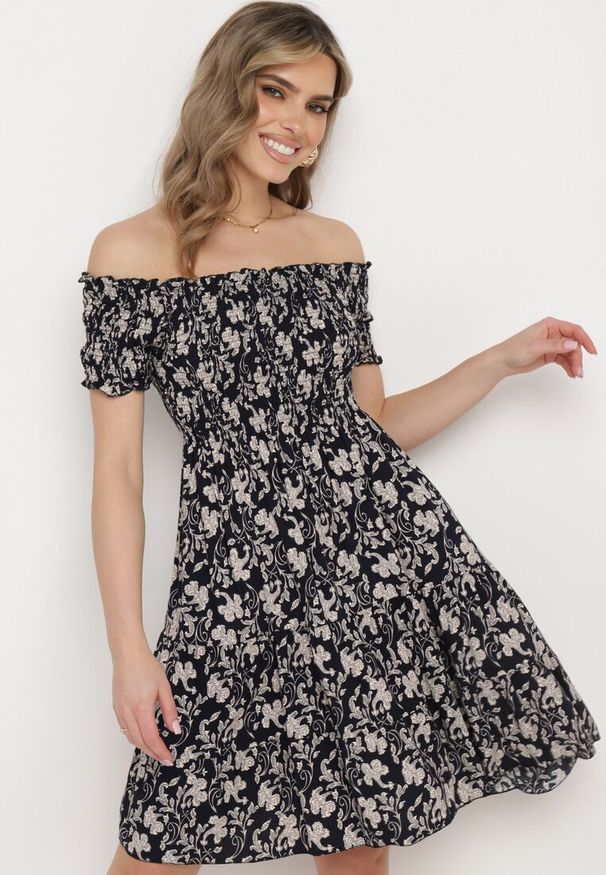 Born2be - Granatowa Bawełniana Sukienka z Dekoltem Typu Hiszpanka i Lekką Falbanką Hannesia. Okazja: na co dzień. Typ kołnierza: dekolt hiszpanka. Kolor: niebieski. Materiał: bawełna. Sezon: wiosna, lato. Styl: casual, elegancki. Długość: mini