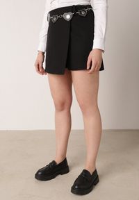 Born2be - Czarne Spódnico-Szorty Ozdobione Łańcuszkiem z Sercami Rhenara. Okazja: na co dzień. Kolor: czarny. Materiał: koronka. Wzór: aplikacja. Styl: rockowy, elegancki, casual, wizytowy #3