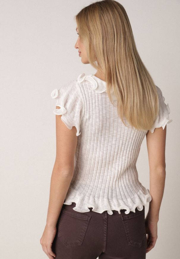 Born2be - Biała Prążkowana Bluzka z Wiskozą Ozdobiona Falbanami Delestra. Okazja: na spotkanie biznesowe, na co dzień. Kolor: biały. Materiał: wiskoza, prążkowany. Wzór: aplikacja. Styl: elegancki, biznesowy, casual