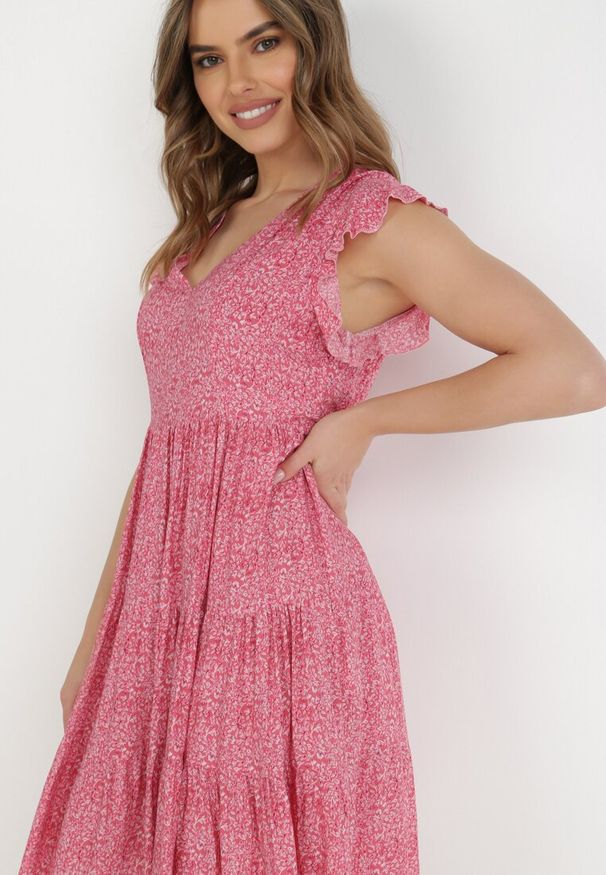 Born2be - Różowa Sukienka Diomanassa. Typ kołnierza: dekolt w serek. Kolor: różowy. Materiał: tkanina. Wzór: nadruk, kwiaty. Sezon: wiosna, lato. Długość: mini