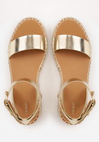 Born2be - Złote Sandały VICES na Niskim Koturnie z Plecionki z Paskiem Wokół Kostki Tetea. Okazja: na co dzień. Zapięcie: pasek. Kolor: złoty. Materiał: len. Sezon: lato. Obcas: na koturnie. Styl: casual, klasyczny #9