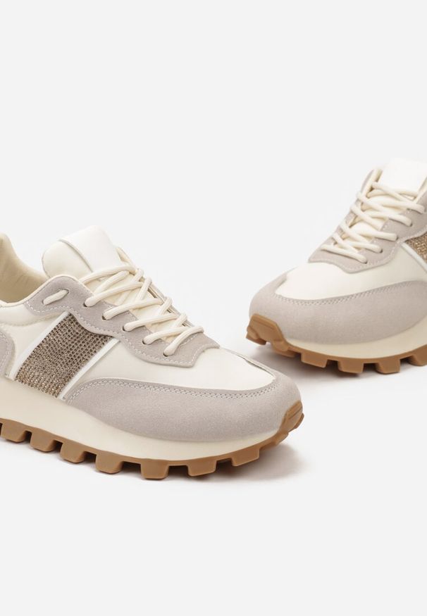 Renee - Beżowe Sneakersy z Szerokim Protektorem i Brokatową Naszywką Thesalia. Kolor: beżowy. Wzór: aplikacja