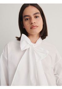 Reserved - Koszula oversize z wiązaniem - złamana biel. Materiał: bawełna, tkanina. Wzór: gładki #1
