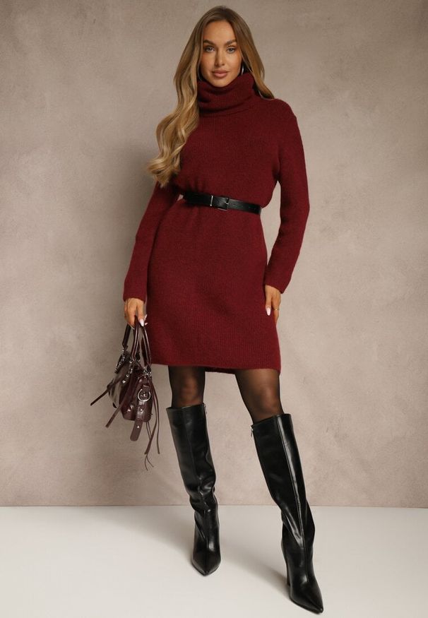 Renee - Bordowa Sweterkowa Sukienka Golf z Wełną i Wiskozą Fedorina. Okazja: na co dzień. Typ kołnierza: golf. Kolor: czerwony. Materiał: wełna, wiskoza. Typ sukienki: oversize. Styl: casual. Długość: midi