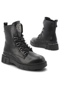 Czarne Botki Filippo Modne Buty Damskie. Okazja: na co dzień. Zapięcie: sznurówki. Kolor: czarny. Materiał: skóra. Wzór: aplikacja. Styl: casual, rockowy, klasyczny
