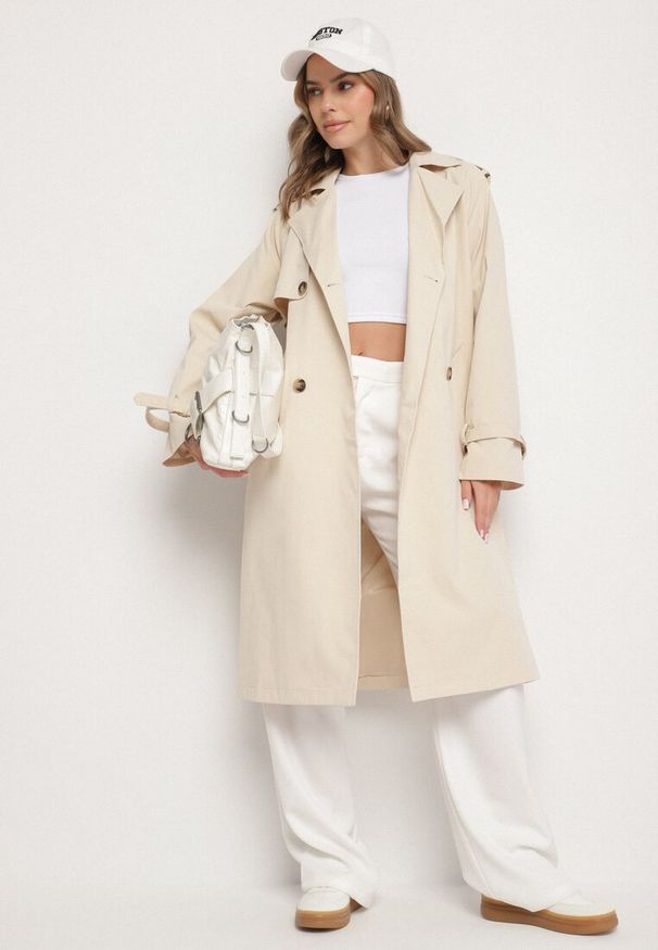 Born2be - Jasnobeżowy Płaszcz Dwurzędowy Trencz Ozdobiony Paskiem i Pagonami Malwissa. Okazja: na co dzień. Kolor: beżowy. Materiał: jeans. Wzór: aplikacja. Sezon: wiosna, jesień. Styl: elegancki, casual