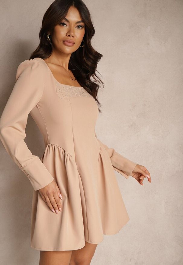 Renee - Beżowa Krótka Sukienka z Kwadratowym Dekoltem o Rozkloszowanym Fasonie Enadis. Okazja: na imprezę, na co dzień. Typ kołnierza: dekolt kwadratowy. Kolor: beżowy. Długość rękawa: długi rękaw. Typ sukienki: rozkloszowane. Styl: elegancki, casual. Długość: mini