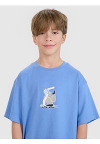 4f - 4F T-shirt oversize z nadrukiem chłopięcy - niebieski 134 (8-9 lat). Okazja: na co dzień. Kolor: niebieski. Materiał: dzianina, bawełna, jersey. Długość rękawa: krótki rękaw. Długość: krótkie. Wzór: nadruk. Sezon: lato. Styl: klasyczny, sportowy, casual