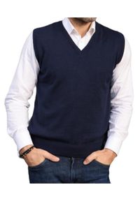 M. Lasota - polski producent - Granatowy bezrękawnik męski SW81 Bond kamizelka. Okazja: na co dzień. Typ kołnierza: dekolt w serek. Kolor: niebieski. Materiał: bawełna, materiał, akryl. Długość rękawa: bez rękawów. Wzór: gładki, ze splotem. Styl: casual, elegancki, klasyczny #1