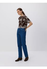 Reserved - Wzorzysta bluzka z haftem - ciemnobrązowy. Kolor: brązowy. Materiał: dzianina, bawełna. Wzór: haft #1