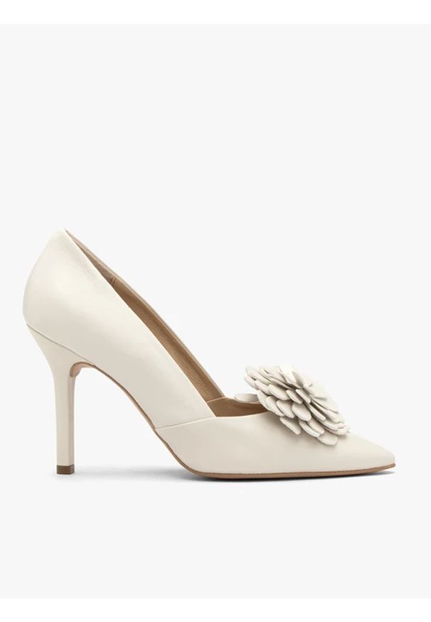 Ryłko - Kremowe ślubne czółenka z kwiatem. Okazja: na wesele, na ślub cywilny. Nosek buta: szpiczasty. Kolor: beżowy. Materiał: skóra. Wzór: kwiaty. Obcas: na obcasie. Styl: street. Wysokość obcasa: średni