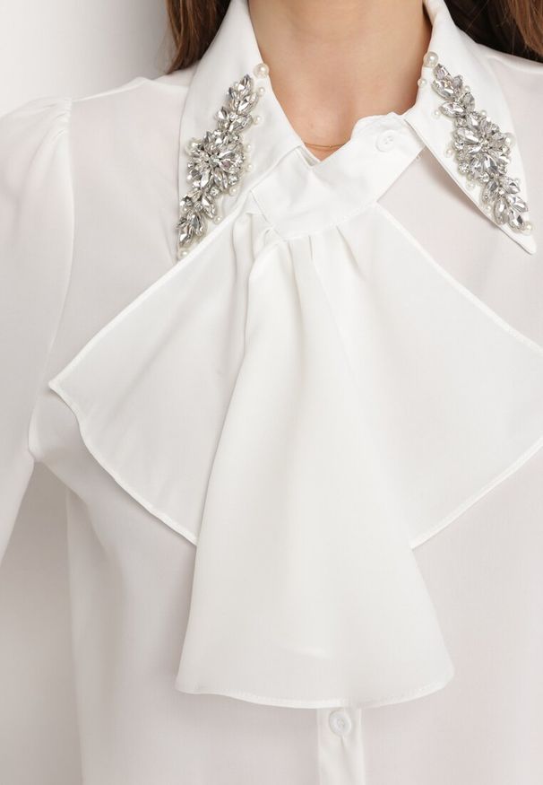 Born2be - Biała Koszula z Falbanką i Ozdobnymi Broszkami z Cyrkoniami Ophiriel. Kolor: biały