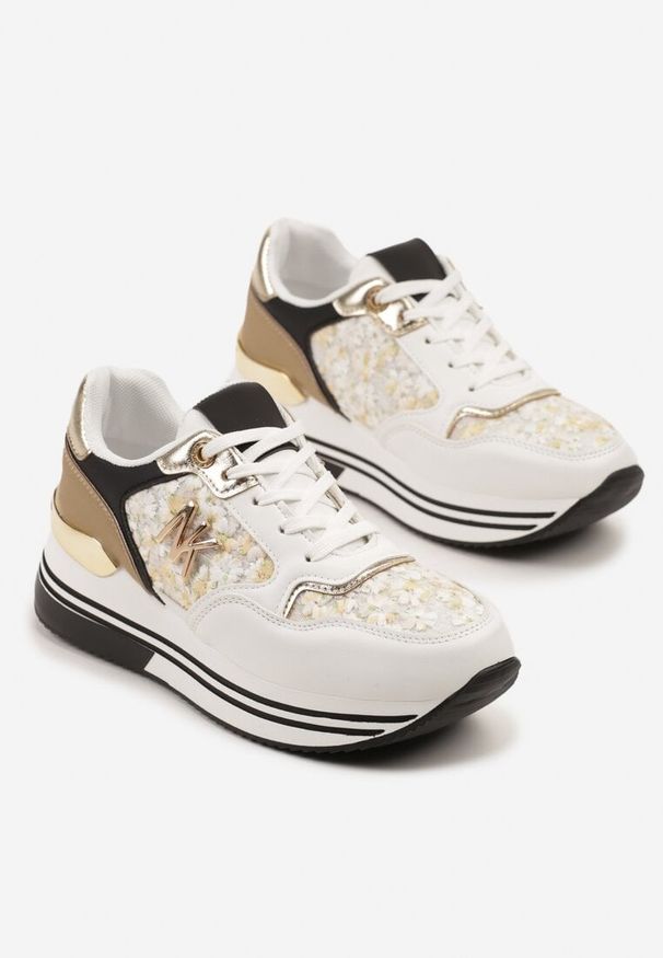 Born2be - Biało-Czarne Sneakersy z Metaliczną Aplikacją Divisca. Okazja: na co dzień. Kolor: biały. Materiał: jeans. Wzór: aplikacja