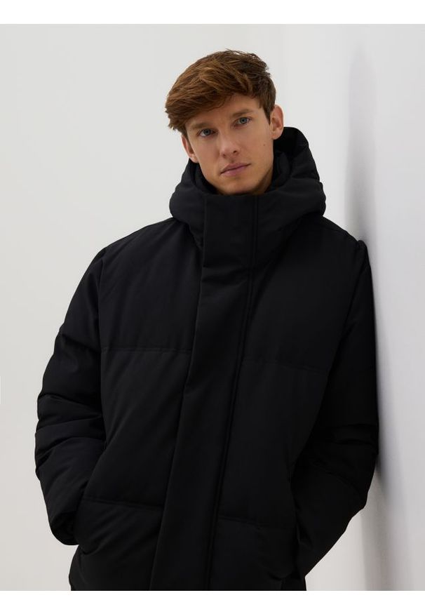 Reserved - Pikowana kurtka z kapturem - czarny. Typ kołnierza: kaptur. Kolor: czarny. Materiał: tkanina