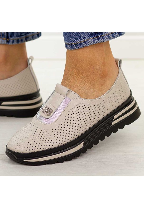 Beżowe ażurowe skórzane półbuty damskie S.Barski 7092. Okazja: na spacer, na co dzień. Nosek buta: okrągły. Zapięcie: bez zapięcia. Kolor: beżowy. Szerokość cholewki: normalna. Wzór: ażurowy. Materiał: skóra. Sezon: wiosna, jesień, lato. Styl: casual, elegancki, sportowy, klasyczny