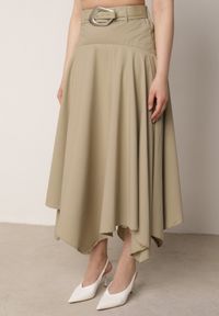 Born2be - Zielona Rozkloszowana Spódnica z Ozdobnym Paskiem i Asymetrycznym Dołem Pillen. Okazja: na co dzień, do pracy. Kolor: zielony. Materiał: skóra. Długość: długie. Styl: casual, elegancki #7