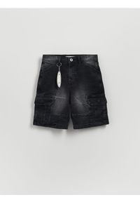 Reserved - Denimowe szorty z brelokiem - czarny. Kolor: czarny. Materiał: bawełna, jeans, tkanina #1