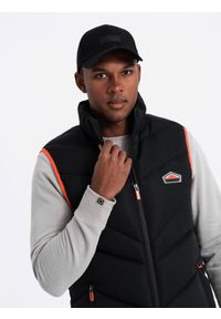 Ombre Clothing - Pikowany męski bezrękawnik z neonowymi akcentami – czarny V4. Typ kołnierza: kołnierzyk stójkowy. Kolor: czarny. Materiał: guma, tkanina, poliester, materiał, syntetyk. Długość rękawa: bez rękawów. Wzór: aplikacja #3